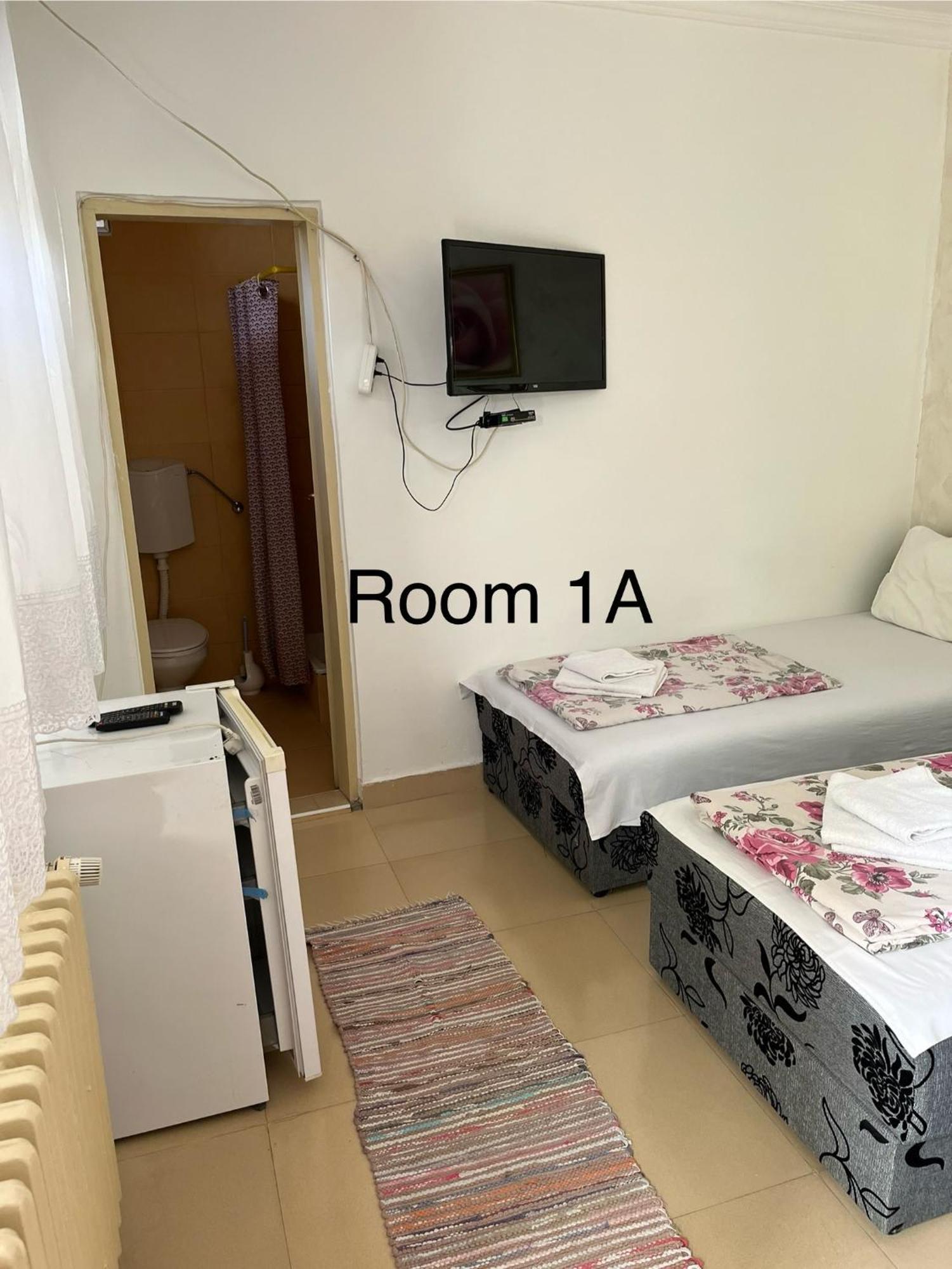Sobe Sa Sopstvenim Kupatilom Private Rooms Bathroom In Center Novi Sad Exterior foto