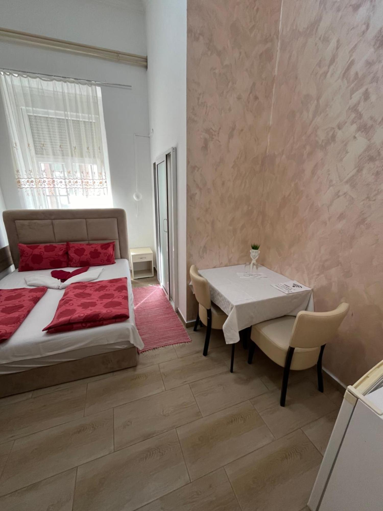 Sobe Sa Sopstvenim Kupatilom Private Rooms Bathroom In Center Novi Sad Exterior foto